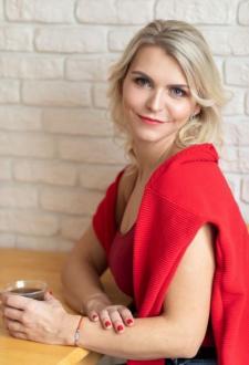 15510-Anna-Woman-Heers
