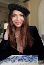 20337-Elena-French-Woman-Gemenos